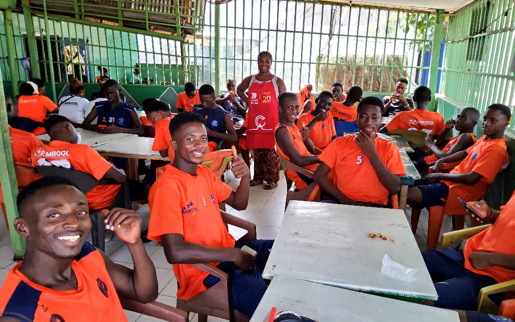 Joueurs souriants autour des tables pendant le repas du groupe