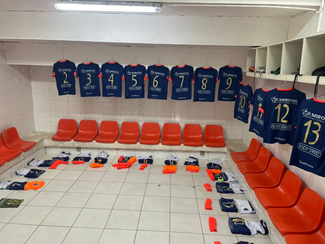 Maillots MIROOL numérotés préparés dans le vestiaire