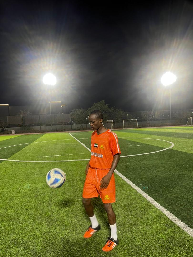 Joueur de JR MIROOL CI à l'entraînement sur un terrain éclairé à Dubaï