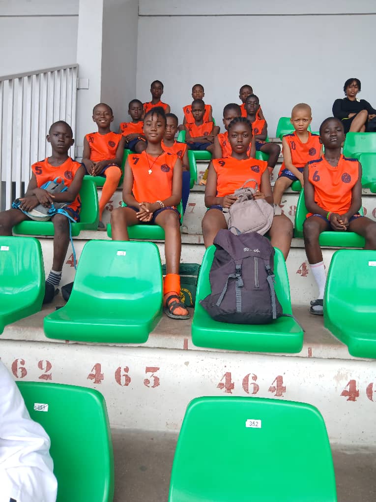 Jeunes joueurs de l'académie assis dans les tribunes du stade