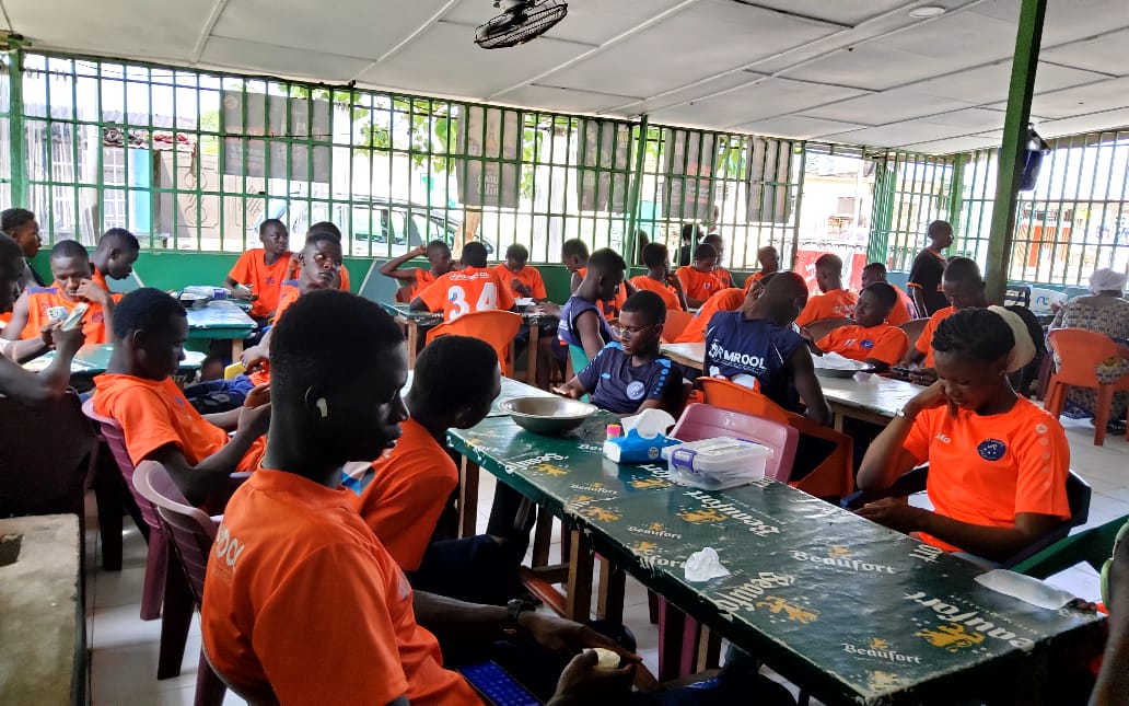 Les joueurs partageant le repas ensemble après l'entraînement
