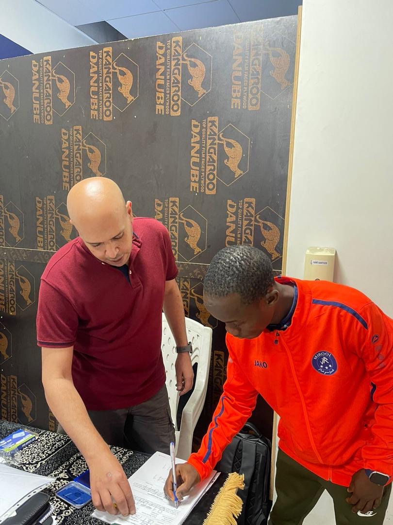 Signature du contrat d'un joueur de JR MIROOL CI à Dubaï