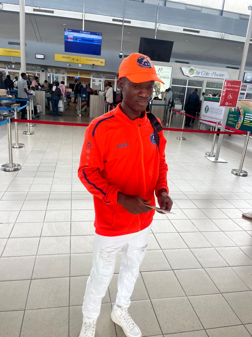 Joueur de JR MIROOL CI dans le hall d'enregistrement de l'aéroport