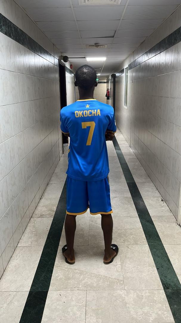 Joueur de JR MIROOL CI de dos avec son nouveau maillot OKOCHA 7 à Dubaï