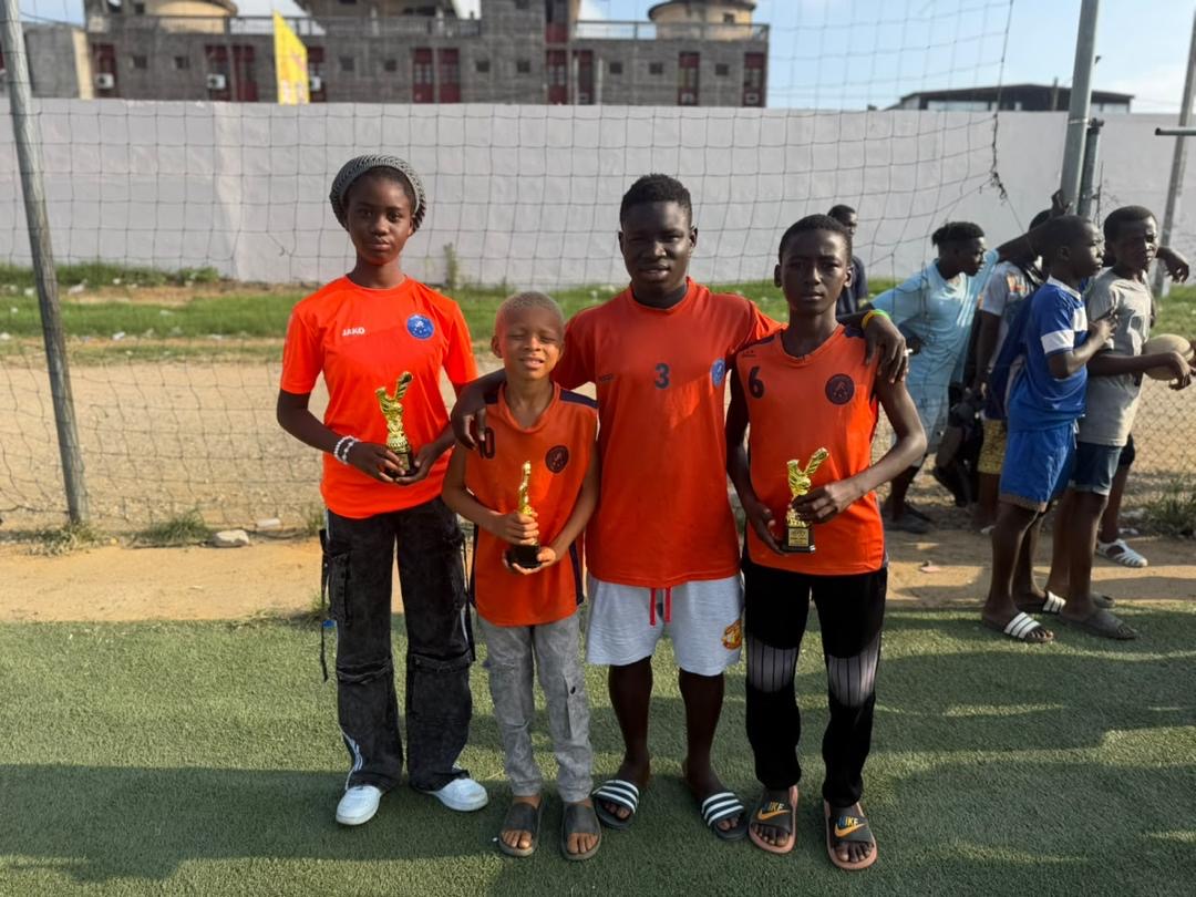Quatre jeunes lauréats de JR MIROOL CI posant avec leurs trophées