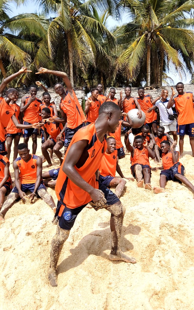 Joueurs partageant un moment de joie sur le sable