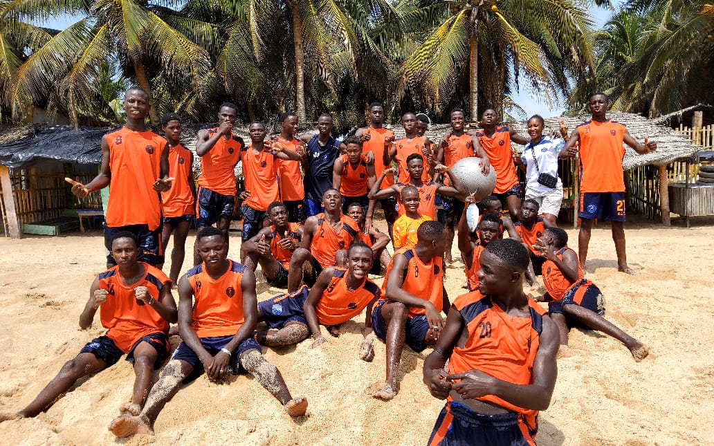 Toute l'équipe réunie sur la plage sous les cocotiers